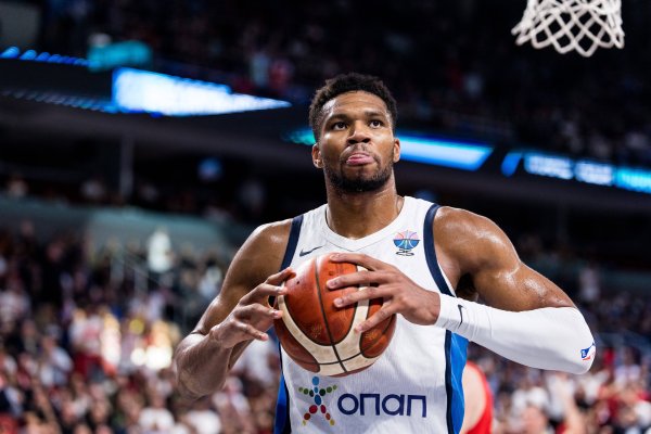 Không dễ dàng! Antetokounmpo đ