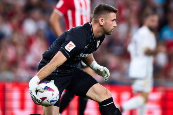 Simon: Tôi muốn khoác áo đen ở