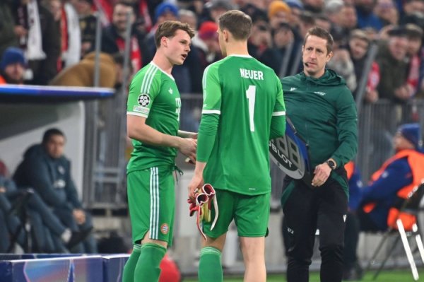 Phóng viên: Hôm nay các cầu th